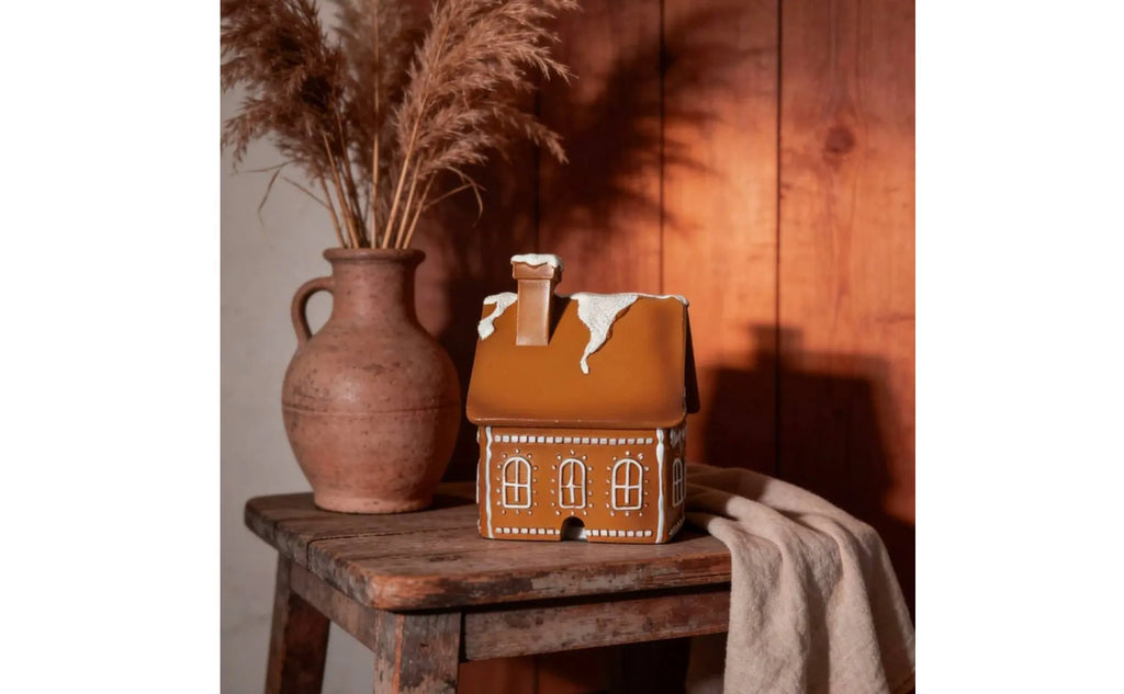 Holiday Cottage Aroma Holder Festive Gift Gingerbread House Aroma Burner Christmas Cabin Censer Detailed Craftsmanship