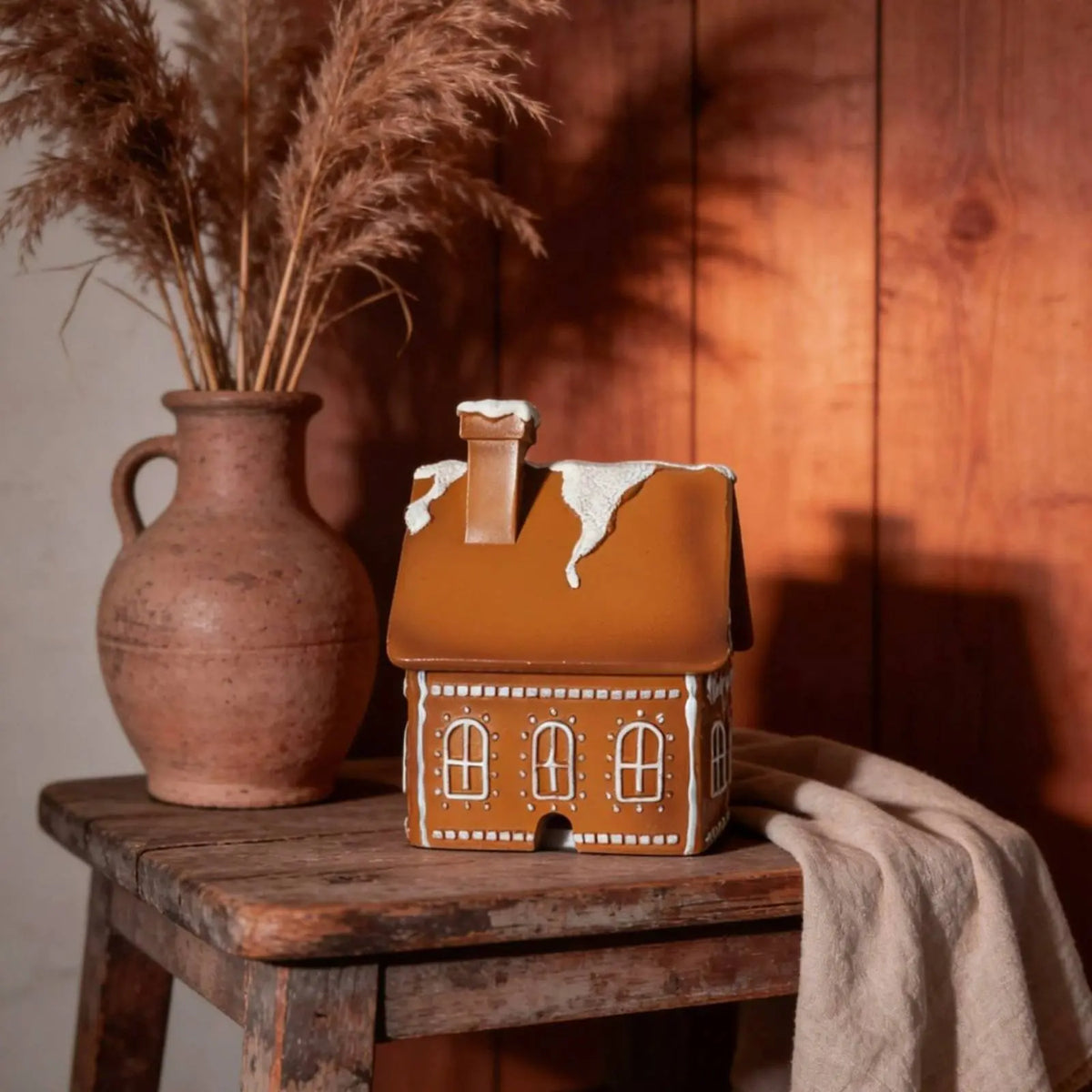 Holiday Cottage Aroma Holder Festive Gift Gingerbread House Aroma Burner Christmas Cabin Censer Detailed Craftsmanship