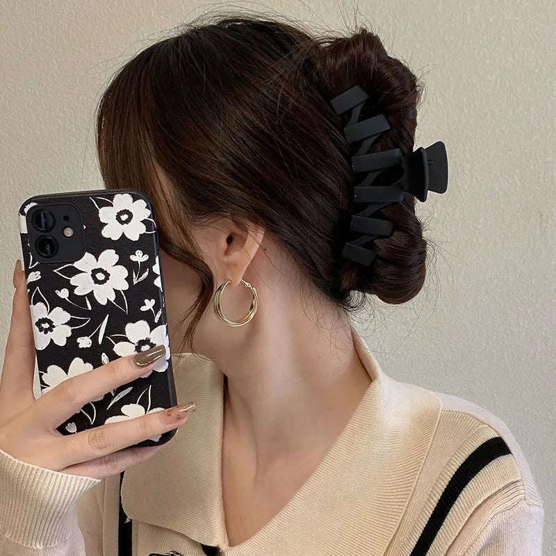 Womans Elegant Black Plastic Hair Claw Grip